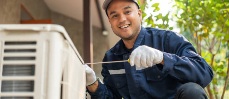 Imagen de un instalador de aire acondicionado
